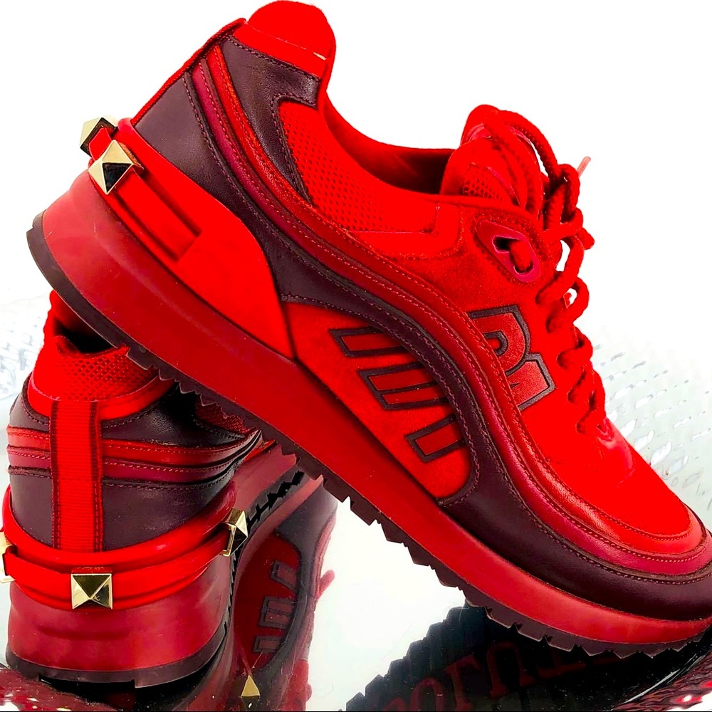 🎯 SOLD🎯 💕 Valentino Studded Sneaker red/gold 💕